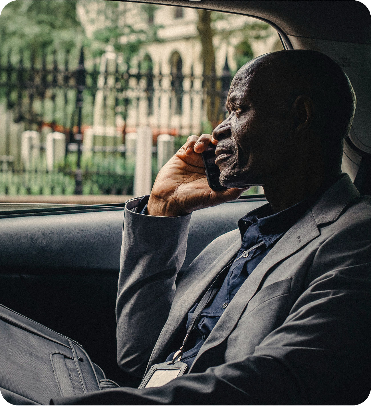 Homme dans une voiture d'AlloTaxi Cotonou