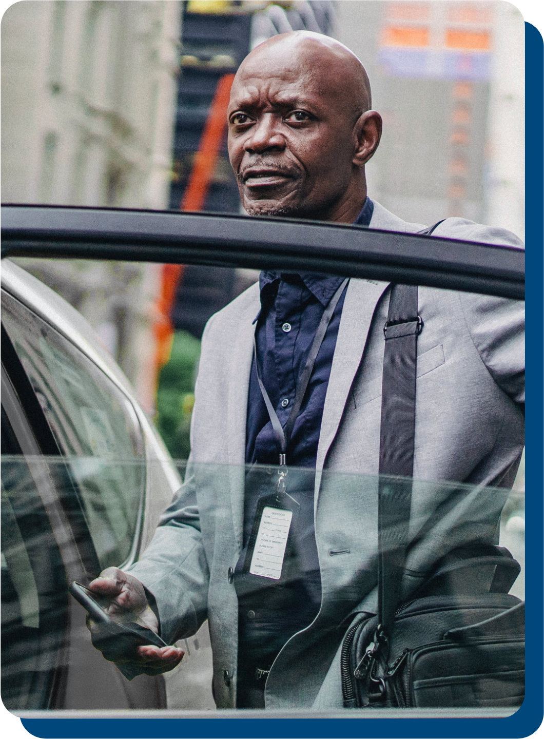 Homme rentrant dans un véhicule AlloTaxi Cotonou